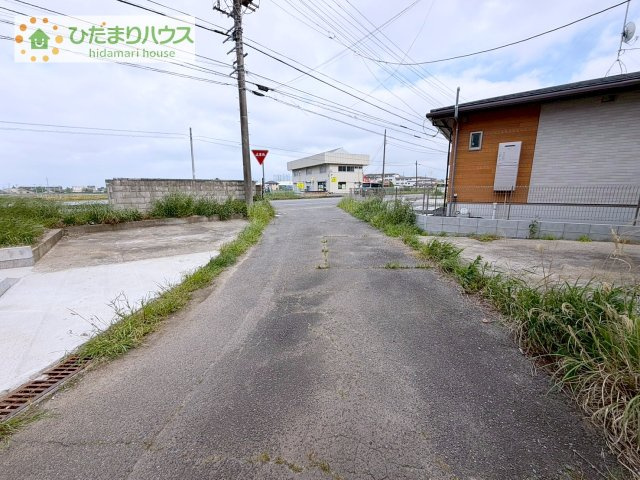 【前面道路含む現地写真】 | 阿見町阿見　中古戸建 | 時間がない時もらくらくと車の出し入れができる並列駐車場を完備！！