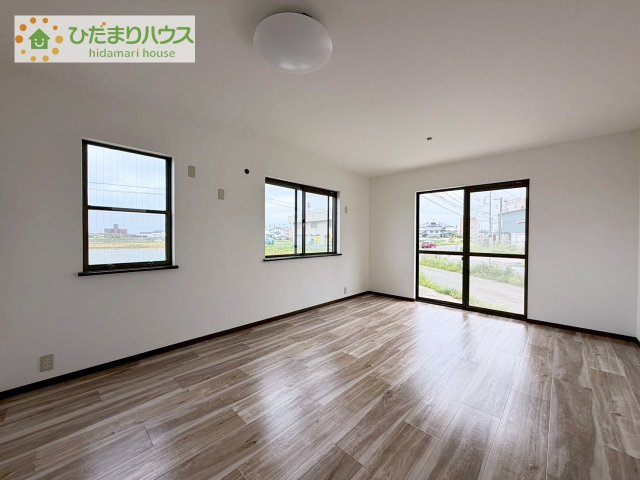 【居間・リビング】 | 阿見町阿見　中古戸建 | リビングの大きな窓からは、暖かな日の光が降り注ぎます・・・