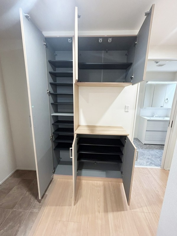 フラッツ平河町（東京ゼロエミッションハウス）の玄関|収納もある玄関です
