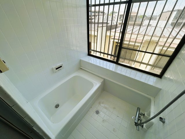 神奈川県横浜市青葉区榎が丘　～青葉台駅9分。キッチンが選べるセレクト特典。～の浴室|タイル貼りの浴室は窓から自然光が差し込み、心地よい空間です。