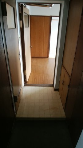 若草401マンションの玄関