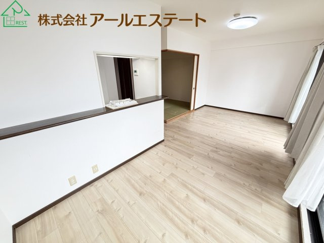 エンブレイス姫路手柄東　　　山陽電鉄「手柄駅」徒歩9分の居間・リビング