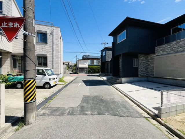 刈谷市野田町西屋鋪50番1の一部『仲介手数料無料』新築戸建ての前面道路含む現地写真