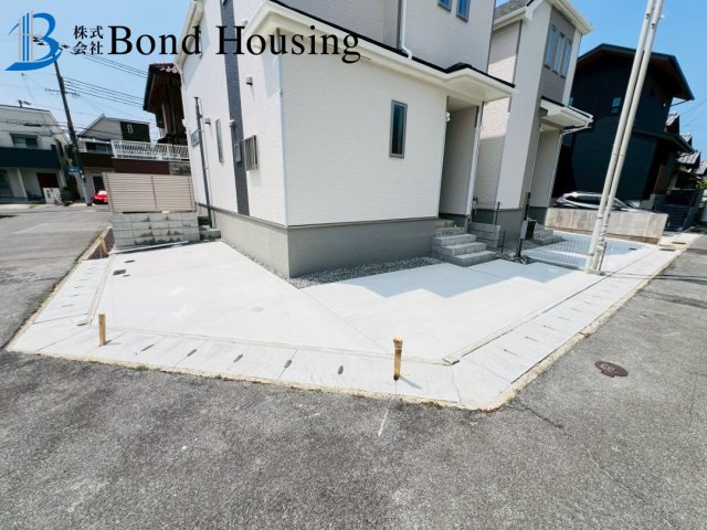 日差しを感じながら過ごせる住戸・桃山台　全2棟　B号棟の駐車場