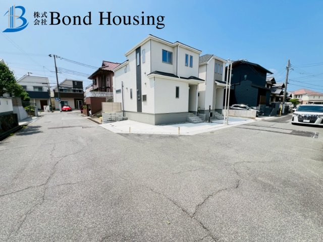 日差しを感じながら過ごせる住戸・桃山台　全2棟　B号棟の前面道路含む現地写真