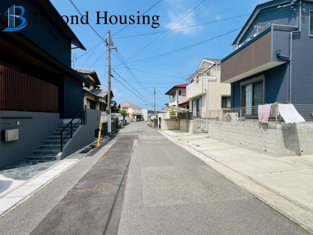 家族の時間を広く包む空間・桃山台　全2棟　A号棟の前面道路含む現地写真