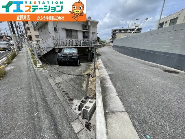 我如古１丁目　戸建ての前面道路含む現地写真