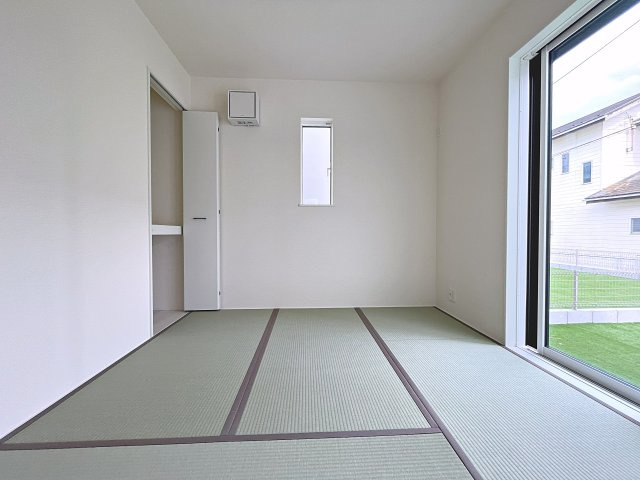 新築戸建・新築建売　玉村町斎田第2期　玉村小学校・玉村中学校の和室|畳のぬくもりが心地いい和室。リビングから見守ることができ、お子様のお昼寝や遊び場に最適です！