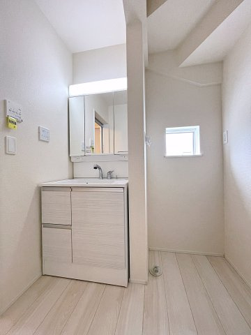 新築戸建・新築建売　玉村町斎田第2期　玉村小学校・玉村中学校の独立洗面台|三面鏡洗面台で朝の身支度もしやすい＆収納力も◎洗面台に物を置かずすっきり清潔に保つことができます！
