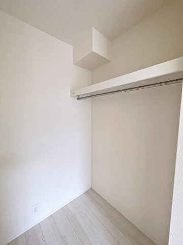 新築戸建・新築建売　玉村町斎田第2期　玉村小学校・玉村中学校の収納|WICはハンガーパイプがついているので衣類がきれいに整理整頓できます！