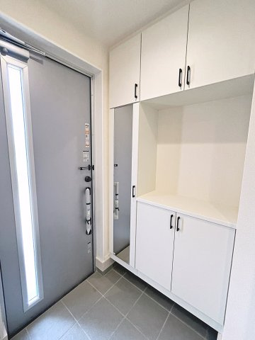 新築戸建・新築建売　玉村町斎田第2期　玉村小学校・玉村中学校の玄関|大容量のシューズボックスがあり収納豊富な玄関スペース。玄関ドアから日差しが入り明るいです！