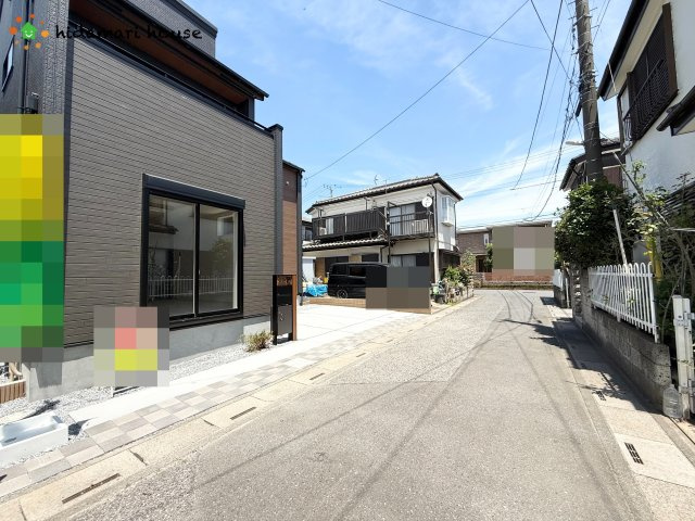 桶川市若宮2丁目　新築戸建　ブルーミング01の前面道路含む現地写真