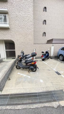 日商岩井上甲子園マンションの駐車場|バイク置き場