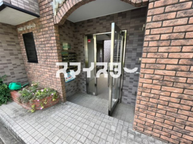 稲城市坂浜のアパートのエントランス