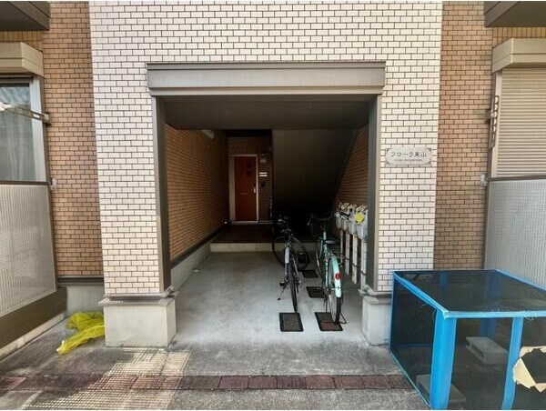 フローラ東山のエントランス