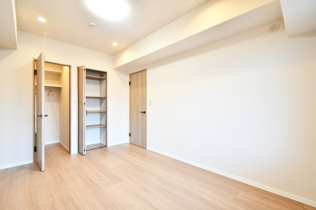 ガーデン・シンフォニー新越谷の洋室|洋室③7.0帖：クローゼットは各部屋に備わっておりますので、家族それぞれで洋服収納をすることも可能です。また、上下セパレートになっているため衣替えもしやすく、ハンガーパイプで家事時短にも◎！