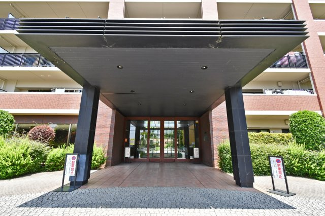 ガーデン・シンフォニー新越谷のエントランス|当社はポータルサイト掲載物件、他社様掲載物件なども含めて複数物件をまとめてご案内可能です！気になる物件はいくつでもご気軽にお申し付けください。皆様のご連絡心よりお待ちしております。