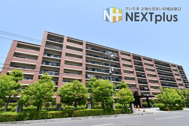 ガーデン・シンフォニー新越谷の外観|JR武蔵野線『南越谷』駅徒歩10分、東武伊勢崎線『新越谷』駅徒歩12分の立地。東西南北への行き来が出来、通勤通学も便利な立地です。セキュリティ面も安心してお過ごしいただけるオートロック付マンション！