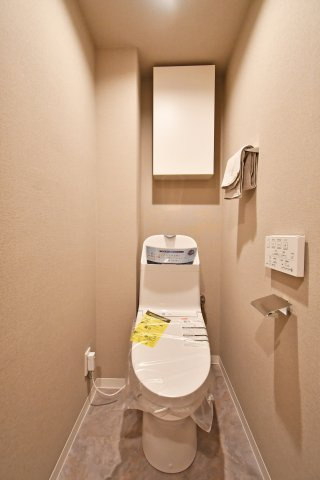 ガーデン・シンフォニー新越谷のトイレ|トイレ：奥行きにゆとりがあり、圧迫感の少ないトイレスペース。吊戸棚付きで、トイレットペーパーなどの備品補充も楽々行えます。掃除用具をしまうと清潔感も消す事ができ、イマドキなお部屋にできます。