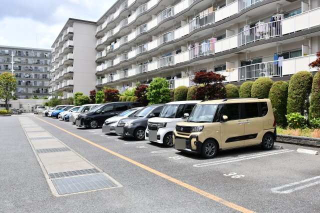 コーポ南越谷B棟の駐車場