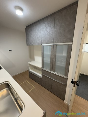 寒川町一之宮2丁目　新築戸建　全１棟のキッチン|うれしいカップボード付き