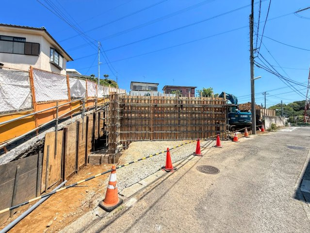 旭区川井本町　新築戸建て　第5の外観|◆堂々たる趣ながら、主張し過ぎずどこか余裕を感じさせるシャープなフォルムで佇む邸宅は、晴天の空と照らし合わせる事で、本来あるべき完成形の姿を見せてくれます。