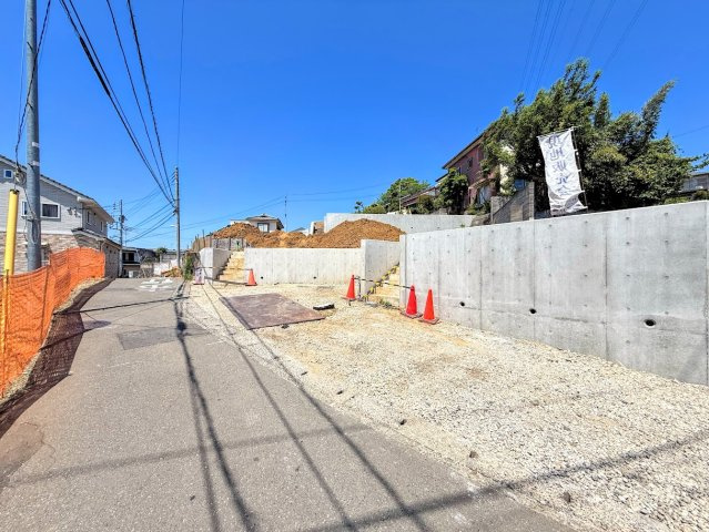 旭区川井本町　新築戸建て　第5の前面道路含む現地写真|◆前面道路も幅員があり車の運転も安心！前面道路は閑静な住宅地。車通りの少ない道路です。お子様にも安心です。