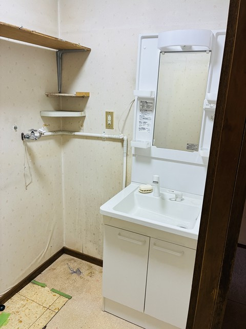 多治見市明和町5丁目　事務所付き中古住宅の独立洗面台