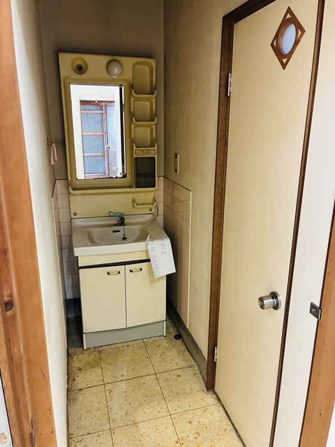 多治見市明和町5丁目　事務所付き中古住宅の独立洗面台|事務所内