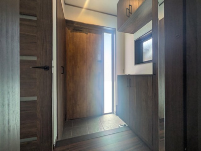 【玄関】 | リフォーム済み三ツ和三丁目中古戸建 | 収納スペースがあるので、ベビーカーやアウトドア用品等が収納できて便利です。