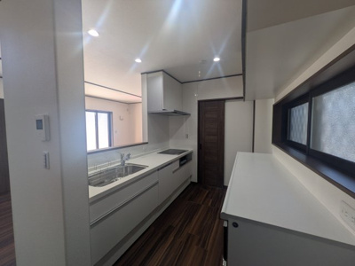 【キッチン】 | リフォーム済み三ツ和三丁目中古戸建 | 玄関からすぐに入れるキッチンのため、収納も楽であり、カウンターも二つあります。
毎日の家事が楽になるように設計されています。