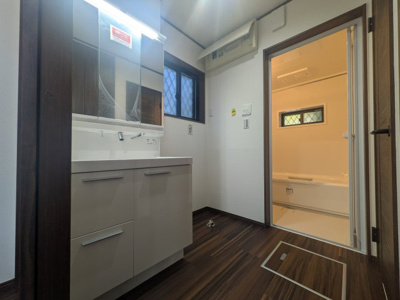 【独立洗面台】 | リフォーム済み三ツ和三丁目中古戸建 | 曇り止めのある洗面化粧台です。タオル等を収納できるスペースもあるので、写真でみるより使い勝手が良いと感じるとおもいます。