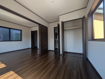 【洋室】 | リフォーム済み三ツ和三丁目中古戸建 | ２階の６帖と５,4帖のお部屋です。間仕切りできる扉があるので、ライフスタイルにあわせて柔軟にお部屋の使い方を変えられることができます。WICあり！