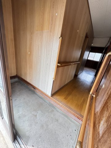  エアコン2台・キッチン新品！駐車2台以上可能、人気の平家戸建の玄関|明るい玄関です