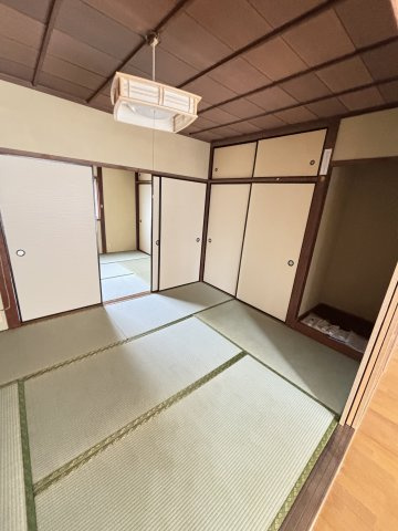  エアコン2台・キッチン新品！駐車2台以上可能、人気の平家戸建の和室|明るい和室です