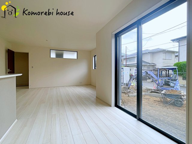 蓮田市椿山　第１０　新築一戸建て　リーブルガーデン　01の居間・リビング|26.8.22　撮影済み