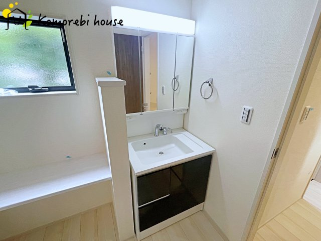 蓮田市椿山　第１０　新築一戸建て　リーブルガーデン　01の独立洗面台|26.8.22　撮影済み