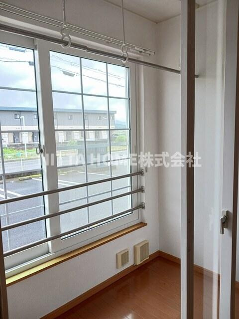 ボヌールＡのバルコニー|南向きのサンルームで雨の日でも洗濯物を干すことができます＊