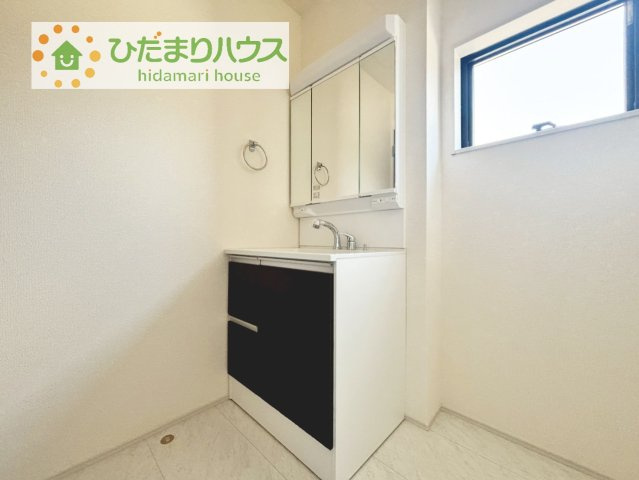 【独立洗面台】 | 第3土浦市並木　新築戸建 | 三面鏡の大きな鏡は憧れます(^^♪鏡の後ろは収納となっていて、細かいものでも収納できるのでスッキリと整理できます！