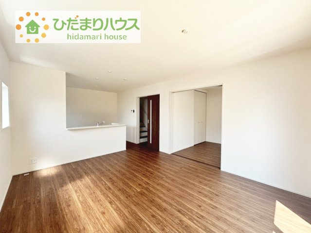 【居間・リビング】 | 第3土浦市並木　新築戸建 | リビングの大きな窓からは、暖かな日の光が降り注ぎます・・・