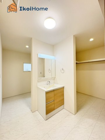 神戸市西区王塚台６丁目　全５棟　2号棟　新築戸建の洗面所|【ホームページに現地動画掲載中】●年中無休：当日予約可●洗面台はお化粧をする時に便利な３面鏡。