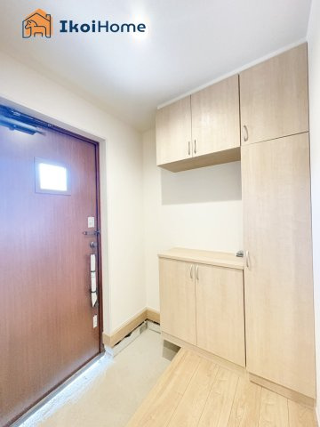 神戸市西区王塚台６丁目　全５棟　2号棟　新築戸建の玄関|【ホームページに現地動画掲載中】●年中無休：当日予約可●コの字型の大型靴箱がございます！