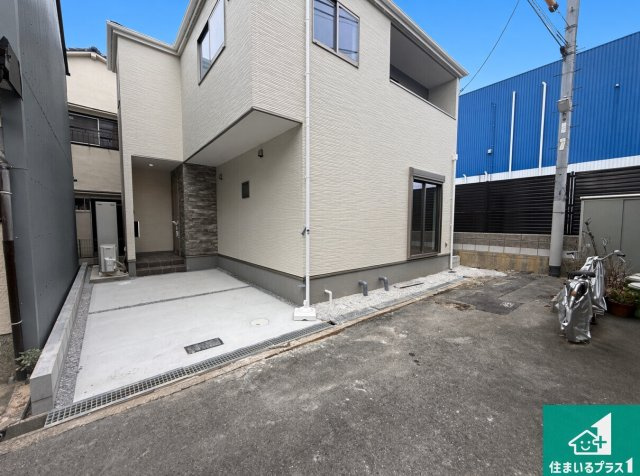 松原市田井城　第1期　新築一戸建ての前面道路含む現地写真|周辺は閑静な住宅街！前面道路広々で車の出し入れも便利です。駐車が苦手な方でも安心して車庫入れできます！