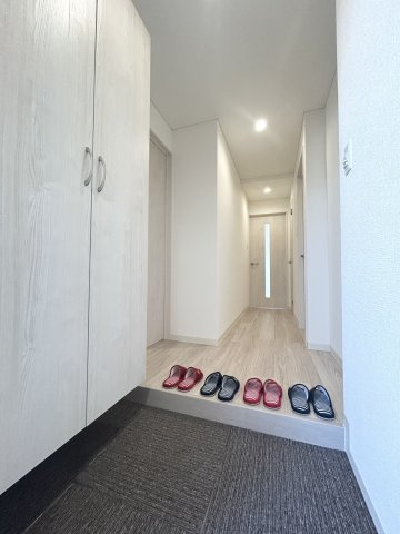 住まいの第一印象となる玄関は、明るくすっきりとしたデザイン。