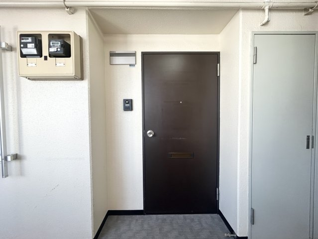 【玄関ドア前】 共用廊下から独立感のある玄関まわり。