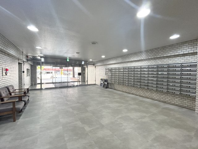 ゆとりある広さが確保されたエントランスホールは、住まう方をやさしく迎える落ち着いた空間。