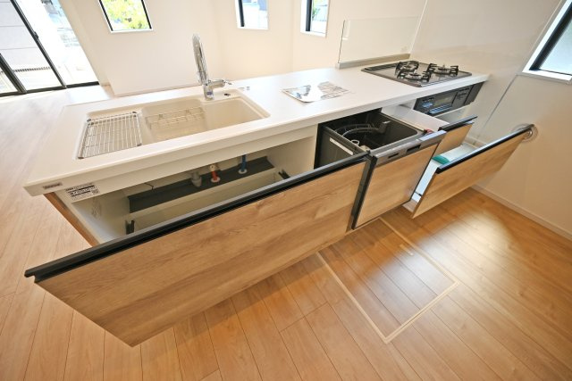 KEIAI GRACE伊丹市鈴原町4丁目新築一戸建て│4LDK+駐車1台可のキッチン|広々としたワークトップはお料理の盛り付けに便利。シンク下の収納スペースには大きなお鍋やフライパンのような調理器具もスッポリ収納できます。
