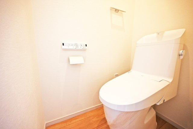 KEIAI GRACE伊丹市鈴原町4丁目新築一戸建て│4LDK+駐車1台可のトイレ|トイレは一年を通して快適に利用できる温水洗浄便座付。1階と2階にそれぞれ配置。