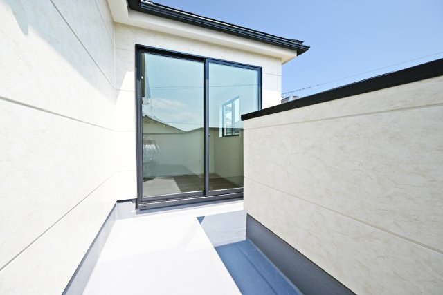 KEIAI GRACE伊丹市鈴原町4丁目新築一戸建て│4LDK+駐車1台可のバルコニー|南向きの広々としたルーフバルコニーは陽当たり良好、洗濯物を干すだけでなく気分転換にのんびりできる空間です。