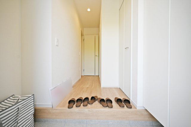 KEIAI GRACE伊丹市鈴原町4丁目新築一戸建て│4LDK+駐車1台可の玄関|玄関横には天井まで届く収納があるので、家族全員の靴もまとめて収納できます。毎日使う場所だからスッキリと片付けておきたいですね。